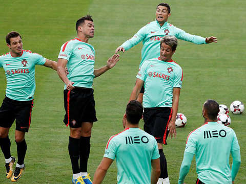 Ronaldo cùng các cầu thủ Bồ Đào Nha tập luyện